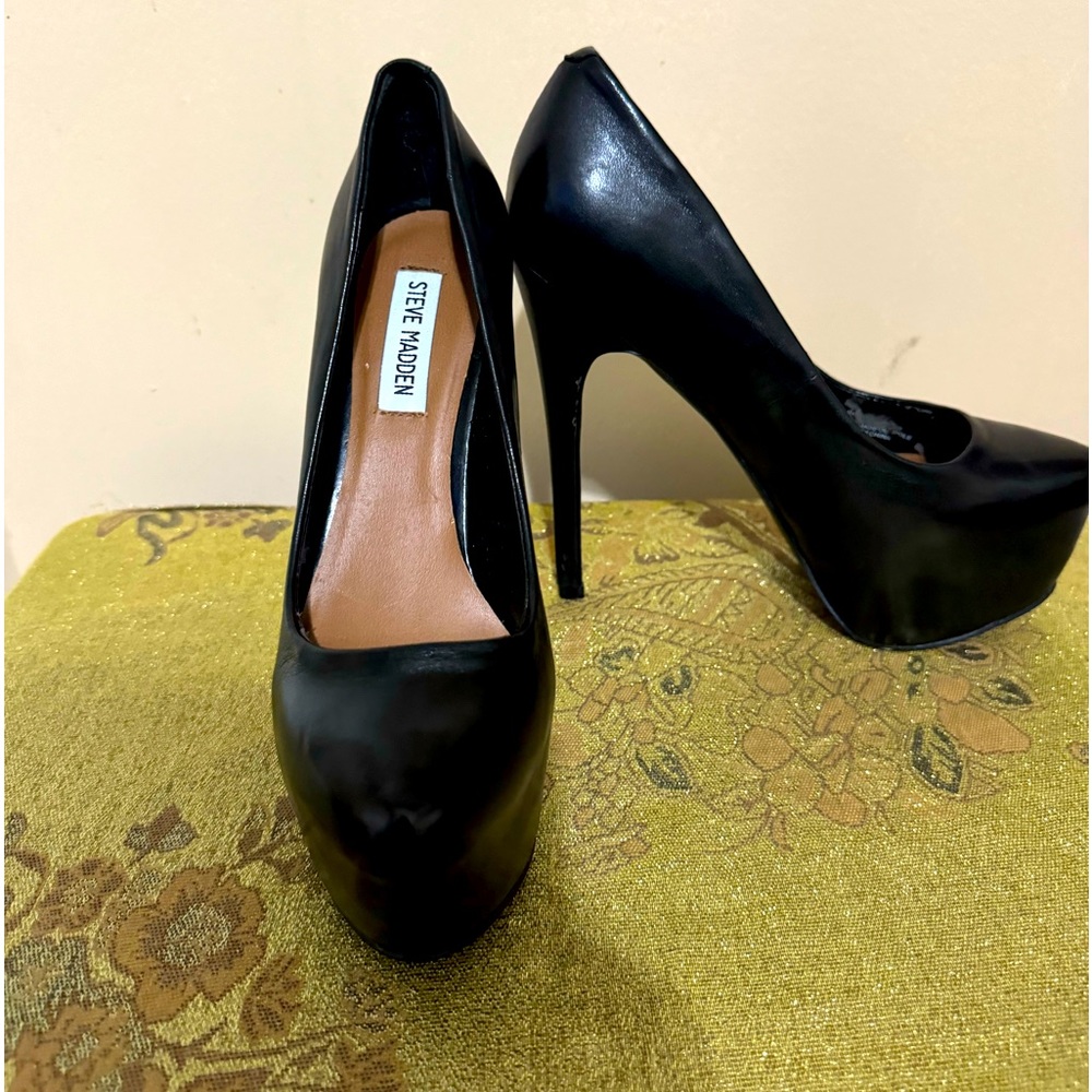 Black leather NWOT sexy platform pumps